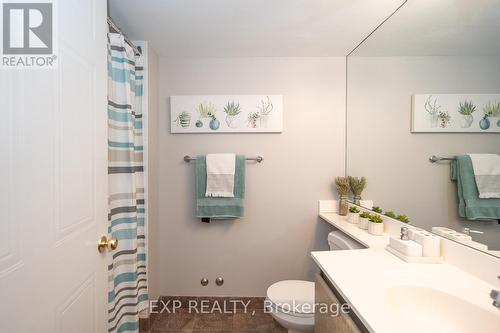 902 - 750 Bay Street, Toronto, ON - Indoor Photo Showing Bathroom