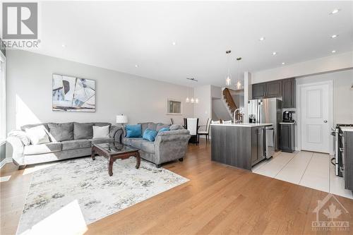 754 Putney Crescent, Ottawa, ON - Indoor Photo Showing Living Room