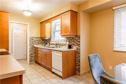 5061 University Avenue, Niagara Falls, ON - Indoor Photo Showing Kitchen With Double Sink