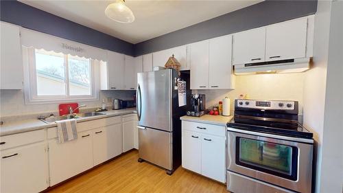 617 16Th Avenue, Hanover, ON - Indoor Photo Showing Kitchen With Double Sink