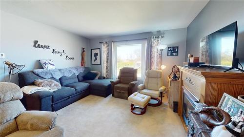 617 16Th Avenue, Hanover, ON - Indoor Photo Showing Living Room