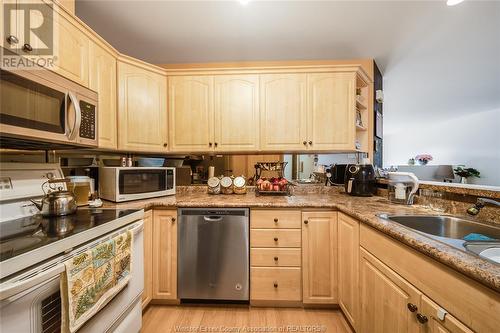 1260 Settlers Street, Windsor, ON - Indoor Photo Showing Kitchen