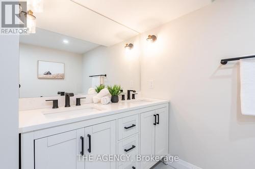 675 Woodview Rd, Burlington, ON - Indoor Photo Showing Bathroom
