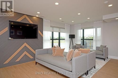 #614 -128 Grovewood Common, Oakville, ON - Indoor Photo Showing Living Room