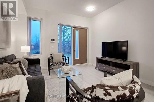 #Th#31 -1050 Portage Pkwy, Vaughan, ON - Indoor Photo Showing Living Room