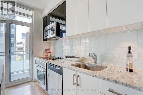 #709 -98 Lillian St, Toronto, ON - Indoor Photo Showing Kitchen With Upgraded Kitchen