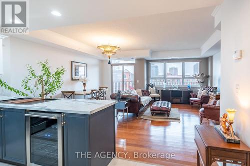 #605 -399 Elizabeth St, Burlington, ON - Indoor Photo Showing Living Room