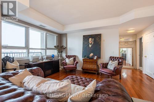 605 - 399 Elizabeth Street, Burlington, ON - Indoor Photo Showing Living Room