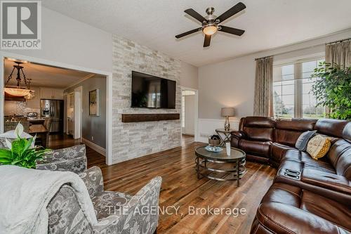 25 Brian Drive, Brant, ON - Indoor Photo Showing Living Room