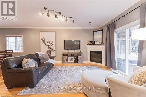 31 Bayside Court, London, ON - Indoor Photo Showing Living Room With Fireplace