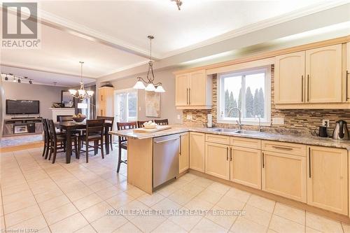 31 Bayside Crt, London, ON - Indoor Photo Showing Kitchen With Double Sink