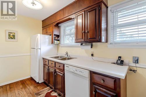 54 Windsor St, Sault Ste. Marie, ON - Indoor Photo Showing Kitchen With Double Sink