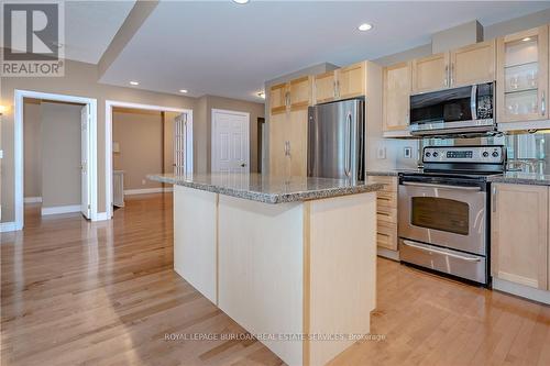 611 - 399 Elizabeth Street E, Burlington (Brant), ON - Indoor Photo Showing Living Room