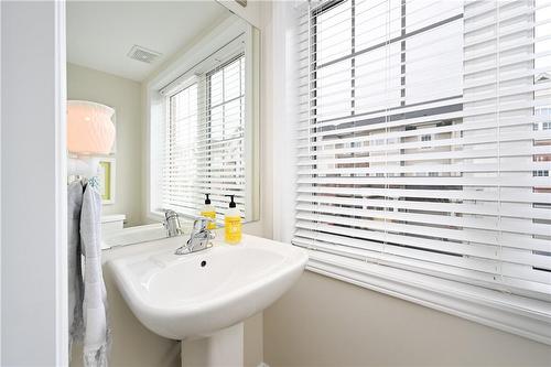 6 England Terrace, Stoney Creek, ON - Indoor Photo Showing Bathroom