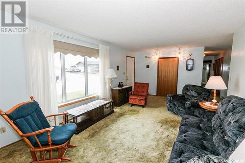 746 Alberta Avenue, Kerrobert, SK - Indoor Photo Showing Living Room