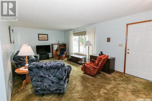 746 Alberta Avenue, Kerrobert, SK - Indoor Photo Showing Living Room