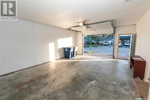 746 Alberta Avenue, Kerrobert, SK - Indoor Photo Showing Garage