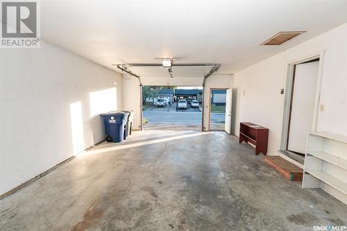 746 Alberta Avenue, Kerrobert, SK - Indoor Photo Showing Garage