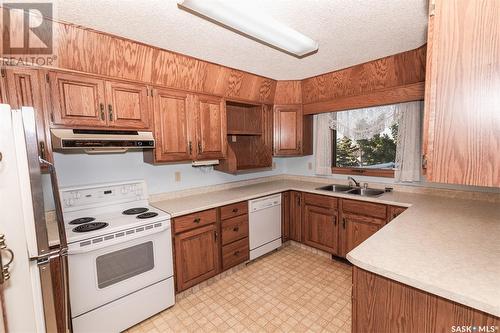 746 Alberta Avenue, Kerrobert, SK - Indoor Photo Showing Kitchen With Double Sink