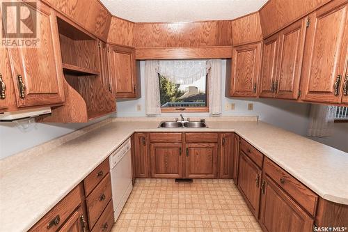 746 Alberta Avenue, Kerrobert, SK - Indoor Photo Showing Kitchen With Double Sink