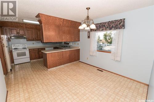 746 Alberta Avenue, Kerrobert, SK - Indoor Photo Showing Kitchen