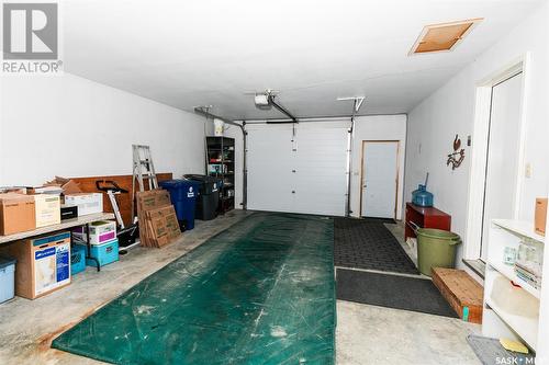 746 Alberta Avenue, Kerrobert, SK - Indoor Photo Showing Garage