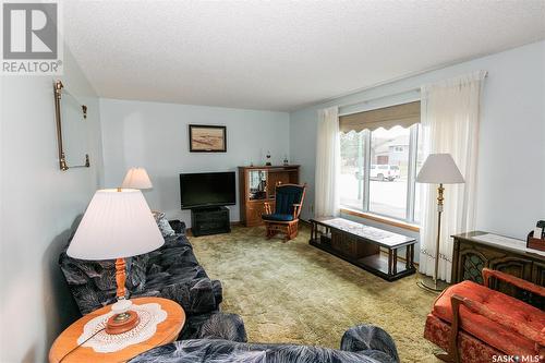 746 Alberta Avenue, Kerrobert, SK - Indoor Photo Showing Living Room