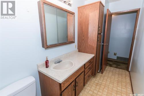 746 Alberta Avenue, Kerrobert, SK - Indoor Photo Showing Bathroom