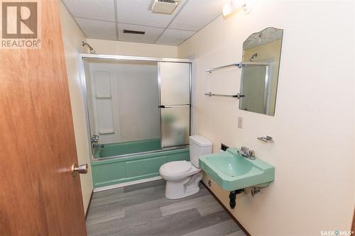 746 Alberta Avenue, Kerrobert, SK - Indoor Photo Showing Bathroom