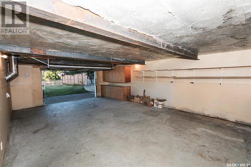 746 Alberta Avenue, Kerrobert, SK - Indoor Photo Showing Garage