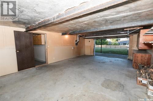 746 Alberta Avenue, Kerrobert, SK - Indoor Photo Showing Garage