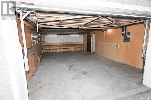 746 Alberta Avenue, Kerrobert, SK - Indoor Photo Showing Garage