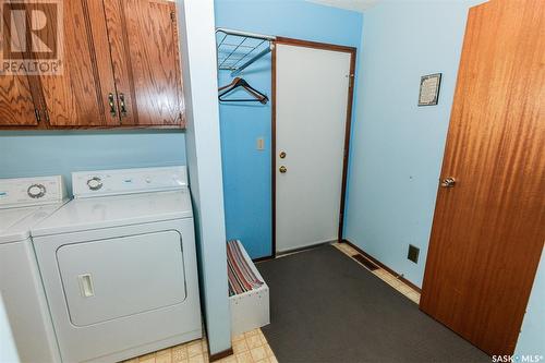 746 Alberta Avenue, Kerrobert, SK - Indoor Photo Showing Laundry Room