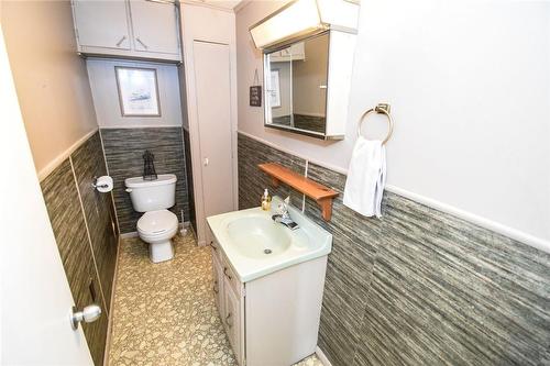 443 Alder Street E, Dunnville, ON - Indoor Photo Showing Bathroom