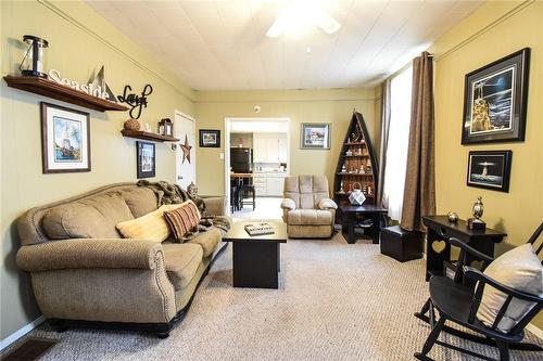 443 Alder Street E, Dunnville, ON - Indoor Photo Showing Living Room