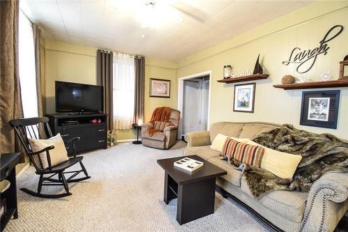 443 Alder Street E, Dunnville, ON - Indoor Photo Showing Living Room