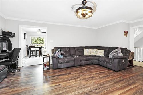 4965 Alexandra Avenue, Beamsville, ON - Indoor Photo Showing Living Room