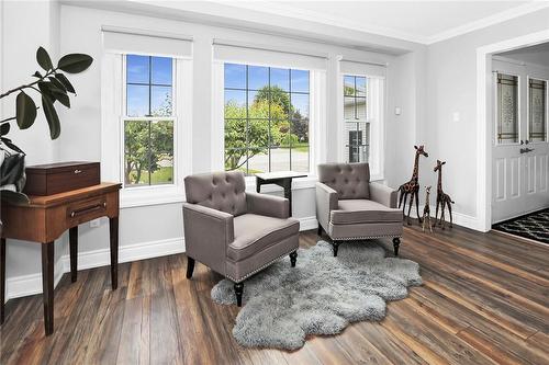 4965 Alexandra Avenue, Beamsville, ON - Indoor Photo Showing Living Room