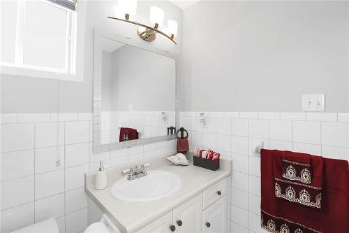 4965 Alexandra Avenue, Beamsville, ON - Indoor Photo Showing Bathroom