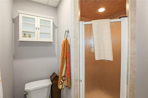 4965 Alexandra Avenue, Beamsville, ON - Indoor Photo Showing Bathroom