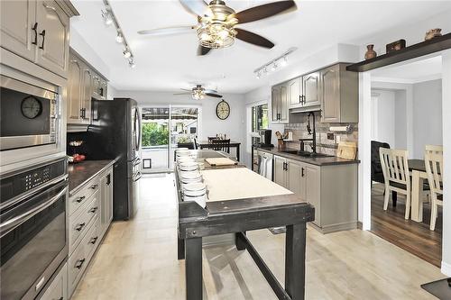 4965 Alexandra Avenue, Beamsville, ON - Indoor Photo Showing Kitchen