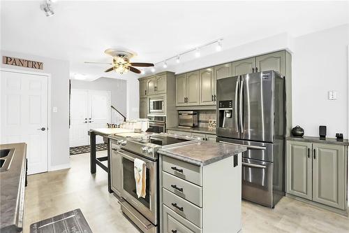 4965 Alexandra Avenue, Beamsville, ON - Indoor Photo Showing Kitchen With Upgraded Kitchen