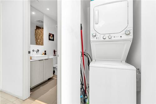 159 Dundas Street E|Unit #4103, Toronto, ON - Indoor Photo Showing Laundry Room