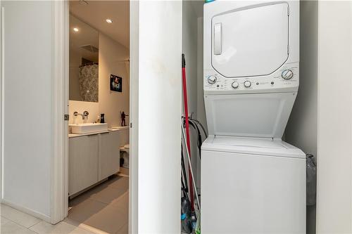 159 Dundas Street E|Unit #4103, Toronto, ON - Indoor Photo Showing Laundry Room