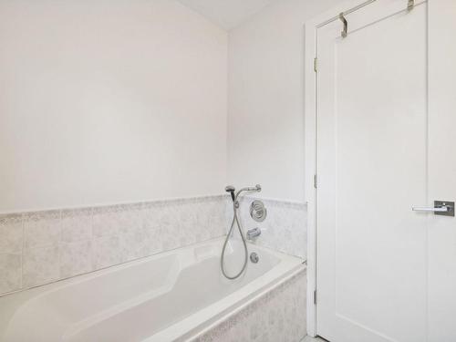 Salle de bains - 110 Ch. Du Ruisseau, Notre-Dame-De-La-Salette, QC - Indoor Photo Showing Bathroom