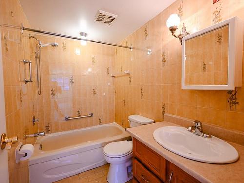 Salle de bains attenante Ã  la CCP - 406-725 Place Fortier, Montréal (Saint-Laurent), QC - Indoor Photo Showing Bathroom