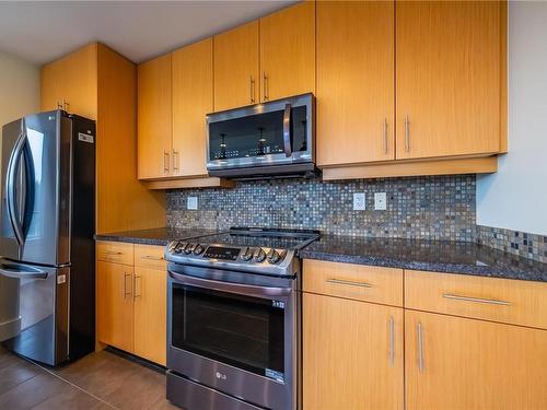 401-580 Stewart Ave, Nanaimo, BC - Indoor Photo Showing Kitchen