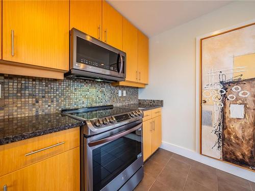 401-580 Stewart Ave, Nanaimo, BC - Indoor Photo Showing Kitchen
