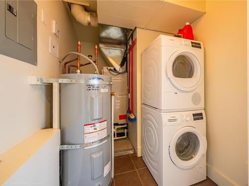 401-580 Stewart Ave, Nanaimo, BC - Indoor Photo Showing Laundry Room