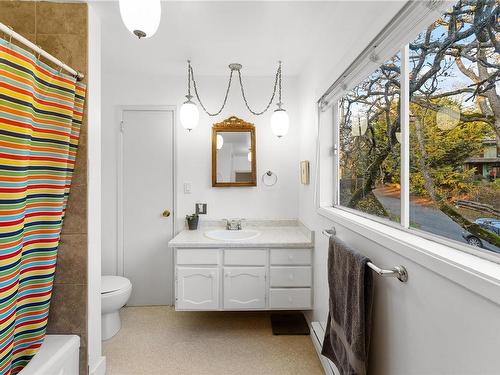 1290 Topaz Ave, Victoria, BC - Indoor Photo Showing Bathroom